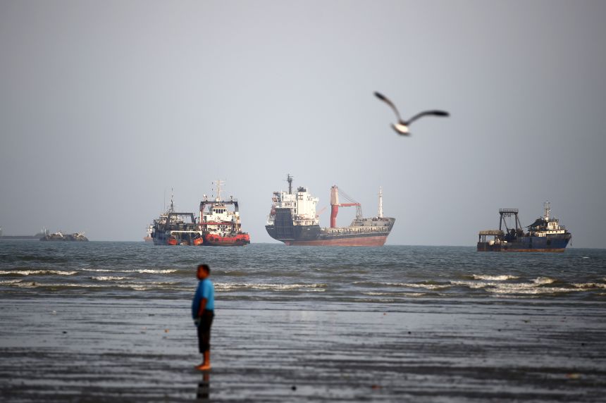 Middle East tensions escalate as Houthi attacks threaten Saudi oil supplies and Gulf shipping