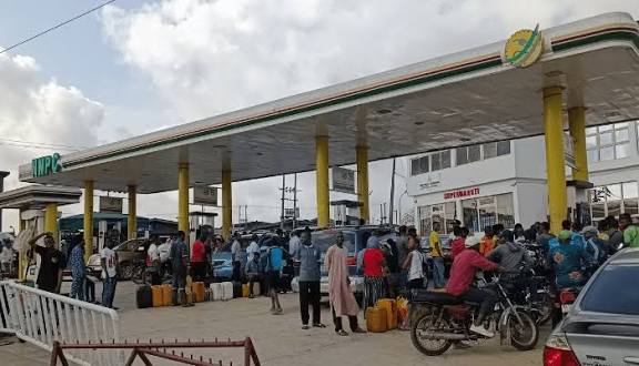 Fuel queues return to Lagos as petrol prices climb above ₦970