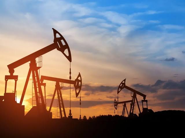 Oil prices surge 10% as US-Iran deadlock threatens Strait of Hormuz reopening