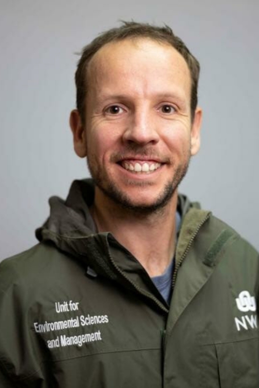 •Dr Henno Havenga